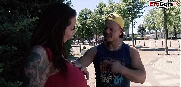  Deutsche Monster Dicke Titten Milf mit tattoos verführt jungen Mann auf der Straße